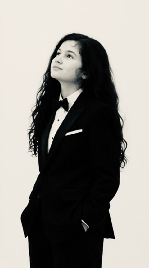 Portrait of the artist Naomi Lautier in her studio